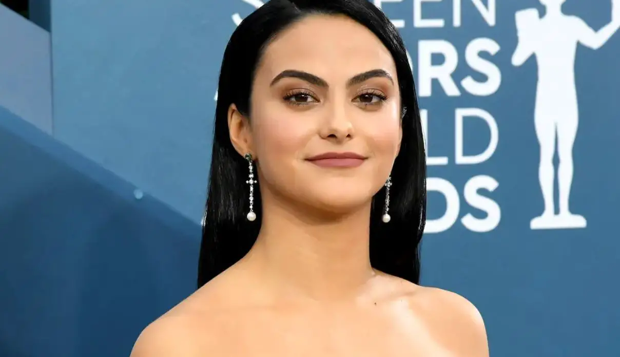 Camila Mendes height