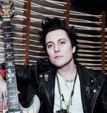 Synyster Gates height